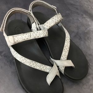 Taos Grey/White Dynamo Sandals Women’s 9M
